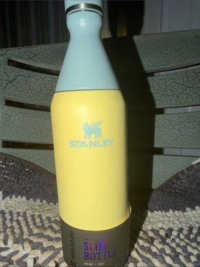 *NEW* Stanley Yellow & Light Blue The All Day Slim Bottle - 20oz.